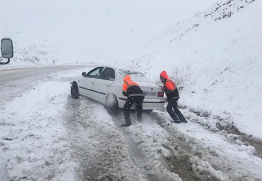 50 خودرو گرفتار در برف در راه های خمین امداد رسانی شدند