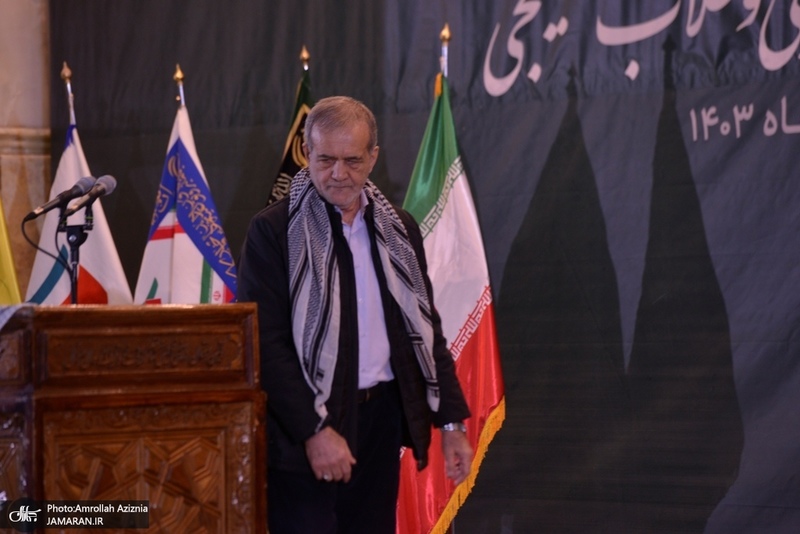 گردهمایی مسئولین بسیج دانشجویی و طلاب بسیجی در حرم امام با سخنرانی رئیس‌جمهور پزشکیان (49)