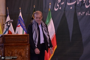 گردهمایی مسئولین بسیج دانشجویی و طلاب بسیجی در حرم امام با سخنرانی رئیس‌جمهور پزشکیان (49)