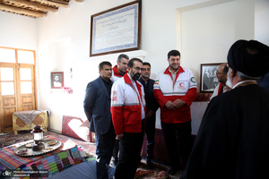 بازدید رئیس جمعیت هلال‌احمر  از بیت تاریخی حضرت امام در خمین