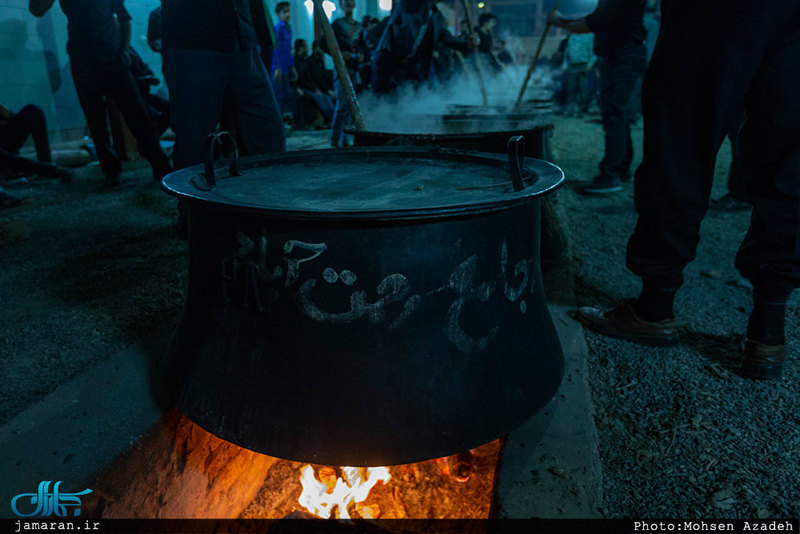 تهیه آش امام حسین(ع) در روستای رحمت‌آباد یزد