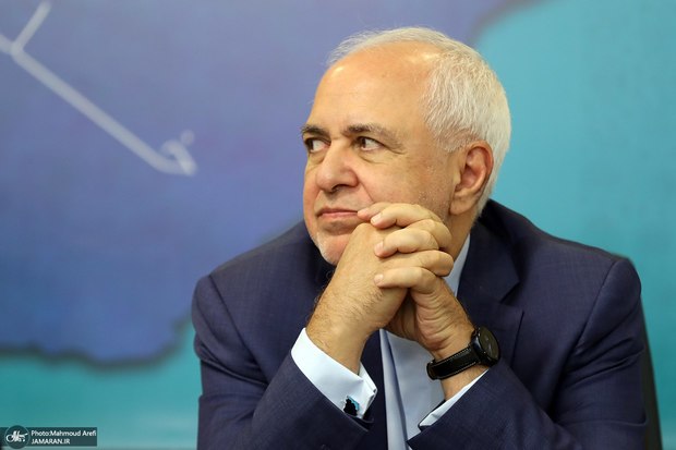 ظریف: در صحنه واقعیت توانستیم نقش خوبی ایفا کنیم اما در صحنه روایت همیشه بازنده بودیم/ جامعه ما نیازمند ادراک و نیازمند روایت است/ بزرگ مردان و بزرگ زنان جامعه باید در این حوزه فعال باشند