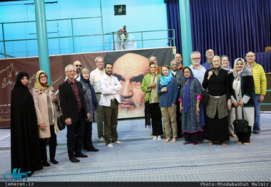 بازدید جمعی از گردشگران آمریکایی از بیت امام خمینی در جماران 