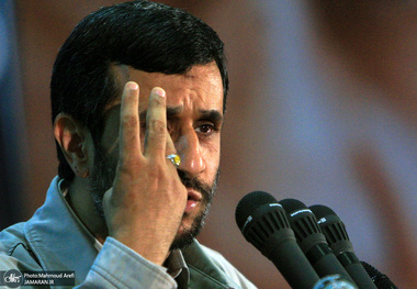 احمدی نژاد که روزگاری مانند لیدرهای استادیوم‌ها چپ و راست علیه اسرائیل شعار می‌داد، این روزها سکونشین شده است! شعارهایی که برای «محمود» به تاریخ پیوسته‌اند