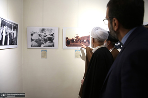 بازدید آیت الله دری نجف آبادی از نمایشگاه عکس امام دل‌ها‎