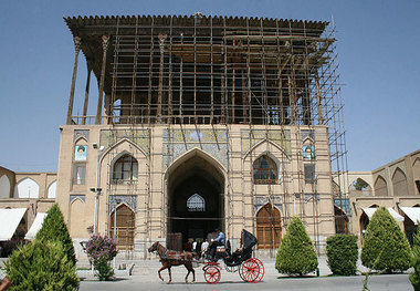 گردشگران در نوروز 97 از کاخ عالی‌ قاپو بدون داربست بازدید می‌کنند