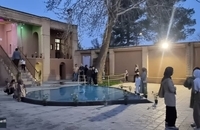 بازدید گردشگران نوروزی از بیت و زادگاه حضرت امام (س) در شب عید سعید فطر + تصاویر