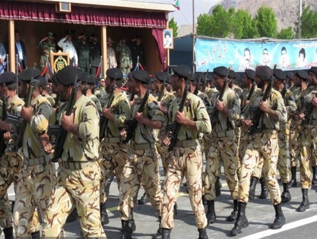 نیروهای مسلح مستقر درشهرستان شهرضا رژه رفتند
