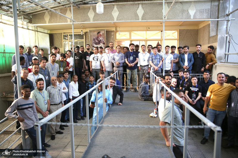 بازدید جمعی از دانشجویان خارجی از بیت امام خمینی (س) در جماران  1