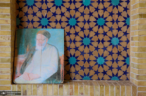 حضور سید محمد خاتمی بر مزار آیت الله سید روح الله خاتمی (ره)