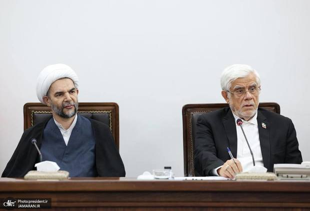 عارف: باید مشخص کنیم با توجه به حساسیت جامعه چه اقداماتی را انجام دهیم و چه اقداماتی را نه/ تصمیم‌ها را که زمان اجرای آنها مناسب نیست، می‌توان به تأخیر انداخت و مردم را توجیه کرد/ دشمن به بهانه‌های اقتصادی انسجام اجتماعی ایران را هدف قرار داده است