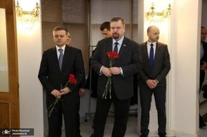 امضای دفتر یادبود شهید سلیمانی و جانباختگان سانحه هواپیمای خطوط اکراین در سفارت ایران در مسکو