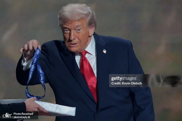 عکس| ترامپ سرصف جایزه صلح گرفت!