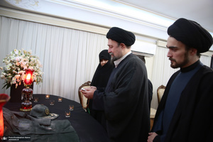 حضور سید حسن خمینی در منزل سردار شهید سلامی با خانواده این شهید والامقام دیدار و گفت‌وگو کرد.