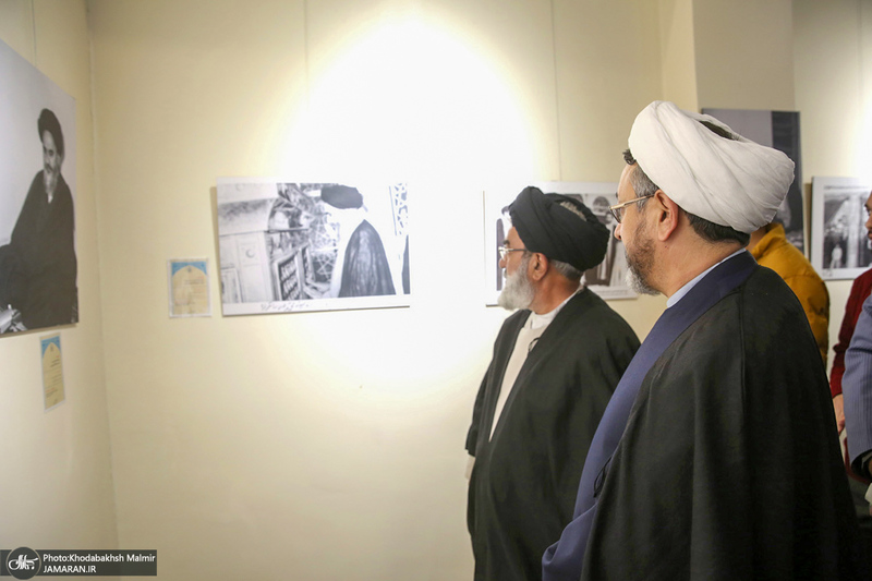 بازدید رئیس موسسه تنظیم و نشر آثار امام خمینی (س) از نمایشگاه عکس «امام دل‌ها‎»  و گذر فرهنگی هفته بر آستان آفتاب