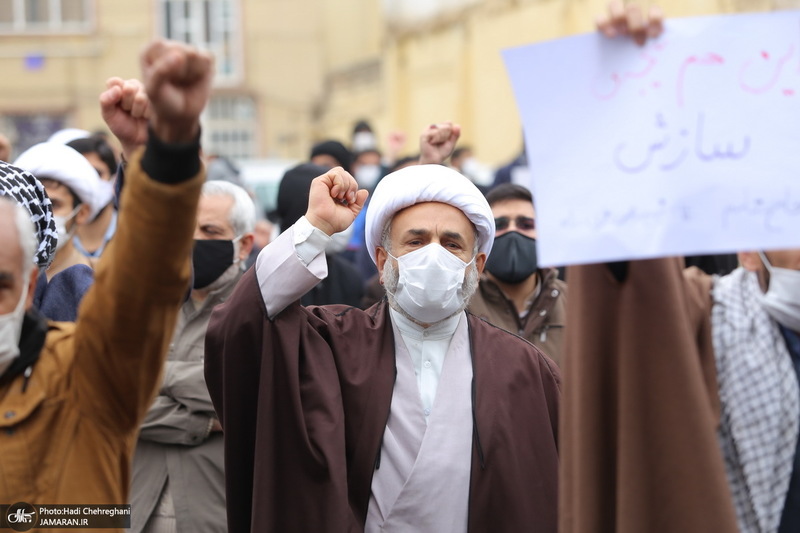 تجمع اعتراضی جمعی از طلاب قم در پی ترور ناجوانمردانه شهید فخری‌ زاده