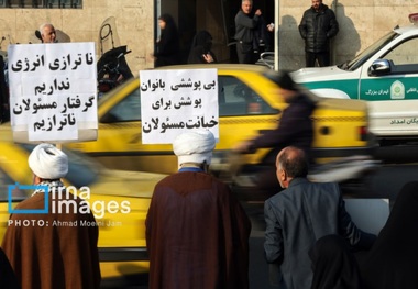 لحظه ورود و اخطار نیروی انتظامی برای جمع‌آوری تجمع‌کنندگان مقابل مجلس + فیلم