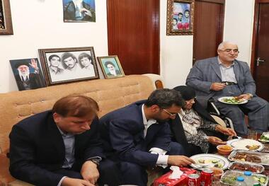 وزیر ارتباطات به منزل مادر سه شهید دعوت شد + عکس