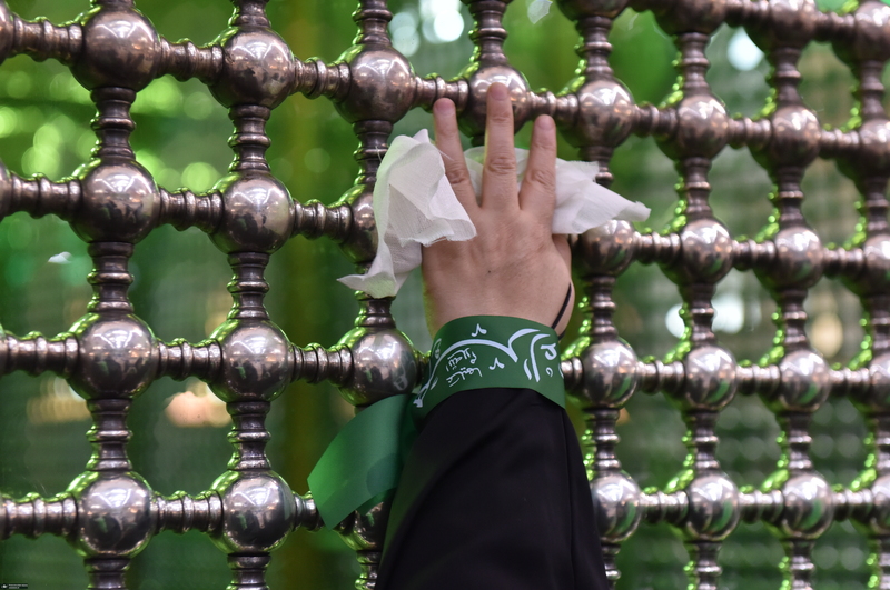 عطرافشانی حرم امام خمینی(س) توسط بسیجیان کاشانی