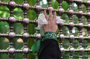 عطرافشانی حرم امام خمینی(س) توسط بسیجیان کاشانی