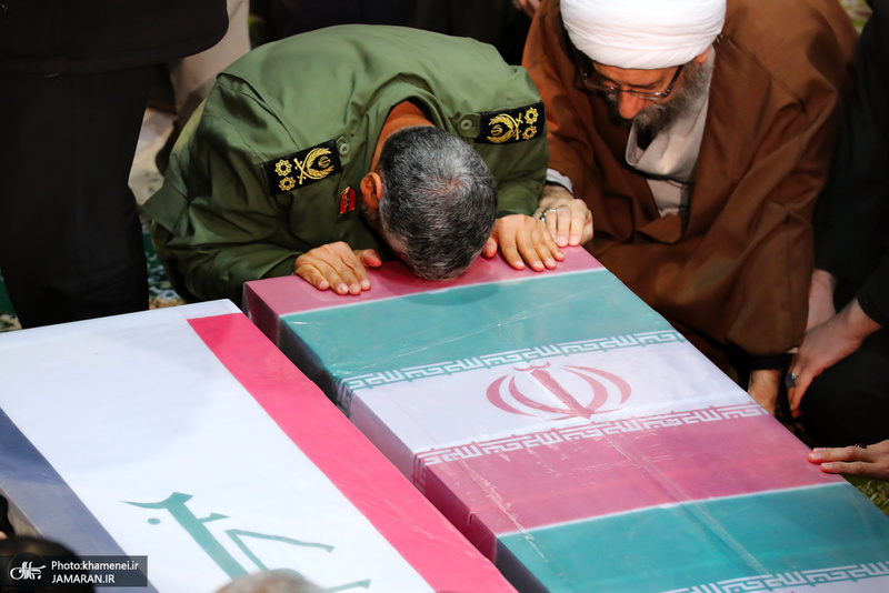 اقامه نماز رهبر معظم انقلاب بر پیکر سپهبد شهید حاج قاسم سلیمانی و شهیدان مقاومت