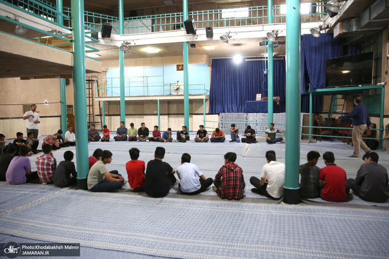 بازدید جمعی از دانش آموزان و مهمانان خارجی از بیت امام خمینی (س) در جماران