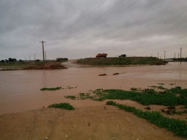 سیلاب راه ارتباطی 2 روستای گتوند را مسدود کرد