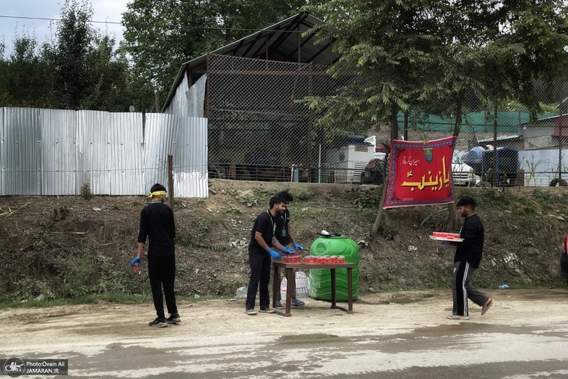 توزیع آب و شربت نذری برای حمایت از مردم غزه در کشمیر