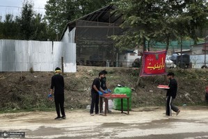 توزیع آب و شربت نذری برای حمایت از مردم غزه در کشمیر