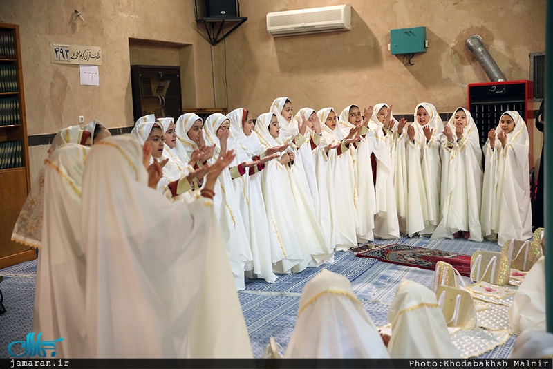 مراسم جشن تکلیف «دبستان سمیه» منطقه چهار تهران در حسینیه جماران 