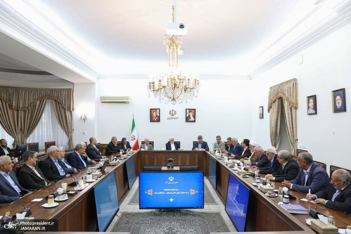 عارف: باید نهادهای علمی درآمد اختصاصی داشته باشند/دولت چهاردهم تفاوتی بین دانشگاه دولتی و غیردولتی قائل نیست/ مخالف هرگونه دخالت در بخش غیردولتی آموزش عالی هستیم