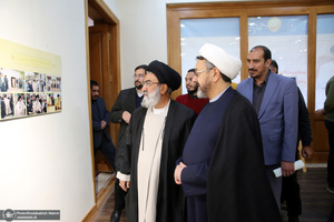 بازدید رئیس موسسه تنظیم و نشر آثار امام خمینی (س) از نمایشگاه عکس «امام دل‌ها‎»  و گذر فرهنگی هفته بر آستان آفتاب