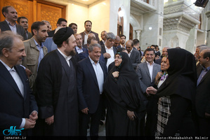 ادای احترام شهردار و اعضای شورای شهر پنجم نسبت به مقام شامخ حضرت امام(س)