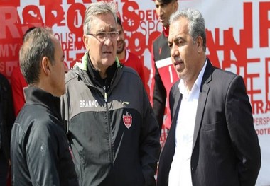 بازدید نمایندگان پرسپولیس و مسئول برگزاری از ورزشگاه نقش جهان
