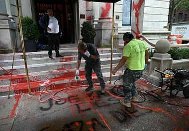 اعتراض مقابل منزل سردبیر نیویورک تایمز به‌خاطر نحوه پوشش اخبار جنگ غزه + عکس ها