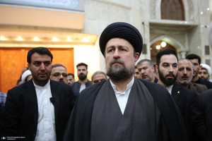 اقامه نمازسید حسن خمینی  بر پیکر شهید حیدری در حرم مطهر امام خمینی (س)