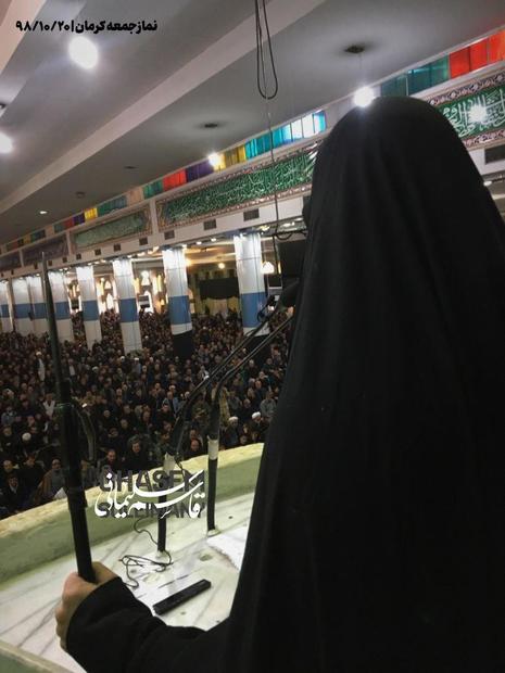 فرزند سپهبد شهید سلیمانی سلاح به دست در نمازجمعه امروز کرمان سخنرانی کرد