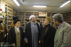 مراسم اهدای نسخه‌های خطی کتابخانه مرحوم آیت الله شاه آبادی به کتابخانه مرحوم آیت الله العظمی مرعشی نجفی