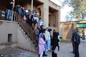 بازدید جمعی از دانشجویان خارجی دانشگاه علوم پزشکی اراک از بیت و زادگاه حضرت امام خمینی (س)