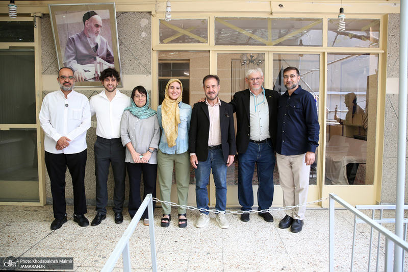 بازدید مهمانان خارجی شرکت کننده در مراسم وداع و تشییع رهبر شهید از حسینیه جماران
