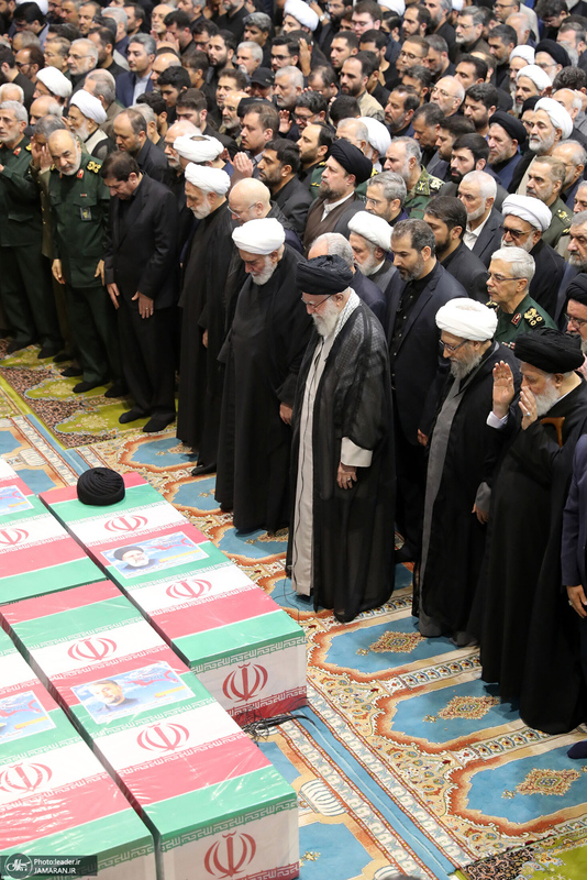 اقامه نماز رهبر معظم انقلاب بر پیکر رئیس جمهوری و یارانش