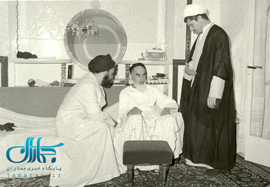 آیا حاج احمدآقا عضو شورای عالی دفاع بود؟