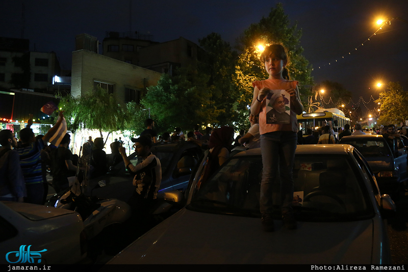 شادی مردم تهران پس از اعلام نتایج انتخابات ۲۹ اردیبهشت 