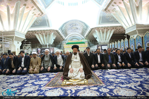 اقامه نماز مغرب و عشا توسط سید حسن خمینی در اولین پنجشنبه سال 1396