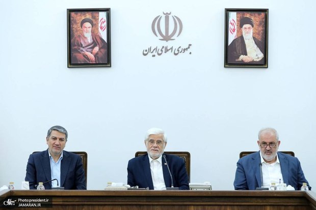 دستور معاون اول رئیس‌جمهور به وزیر نیرو برای بهره‌گیری از محققان و برجستگان داخلی و خارجی جهت حل مسئله آب/ عارف: نباید در دام مباحث عوام‌فریبانه که جز تحمیل هزینه برای کشور نتیجه‌ای ندارد، گرفتار شد/ آب مسئله‌ای ملی است، نه منطقه‌ای