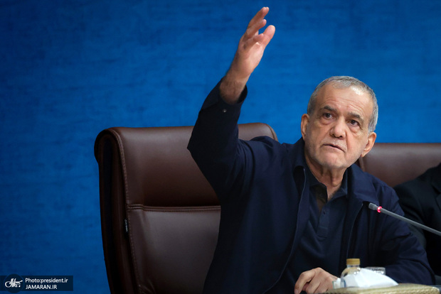 پزشکیان در نشست با مدیران رسانه‌ها: حفظ وحدت و انسجام ملی مهم‌ترین اولویت امروز کشور است/ تصمیم‌گیری درباره جنگ و مذاکره بر عهده رهبری و شورای عالی امنیت ملی است/ همه جریان‌ها باید خود را ملزم به تبعیت از تصمیمات مبتنی بر نظر رهبر عالیقدر انقلاب بدانند