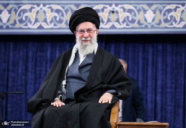 رهبر معظم انقلاب: ما داغدار و عزادار خون‌های ریخته شده در فتنه دی‌ماه هستیم/ دایره‌ی جانباختگانمان که به عنوان شهید اینها را حساب میکنیم دایره‌ی وسیعی است/ خطرناک‌تر از ناو، آن سلاحی است که می‌تواند آن را به قعر دریا بفرستد