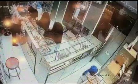 دستگیری سارقانی که با کمک یک کودک از طلا فروشی ها سرقت می کردند