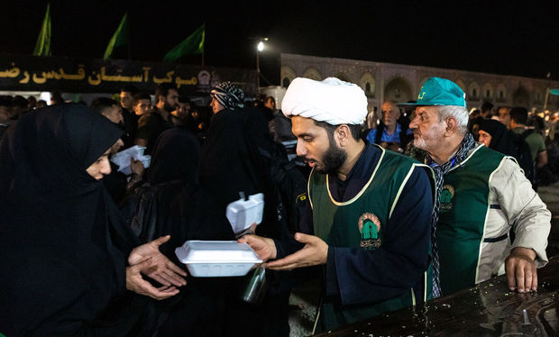 آستان قدس رضوی ۲۰ هزار پرس غذا در مرز دوغارون توزیع کرد