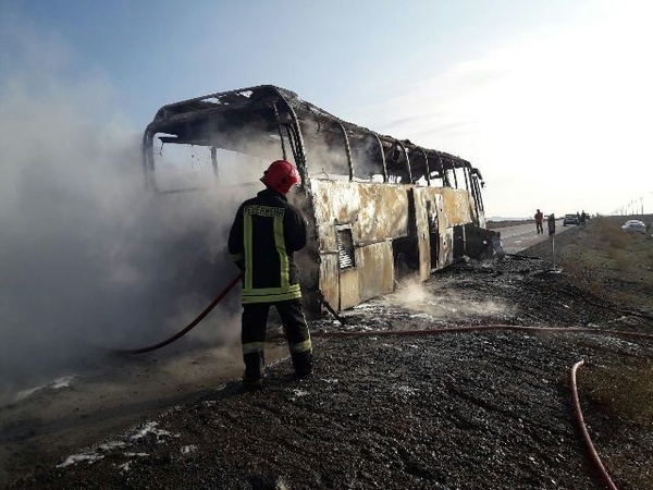 آتش‌سوزی در اتوبوس مسافربری  فرار سرنشینان از مهلکه  نقص فنی علت حادثه